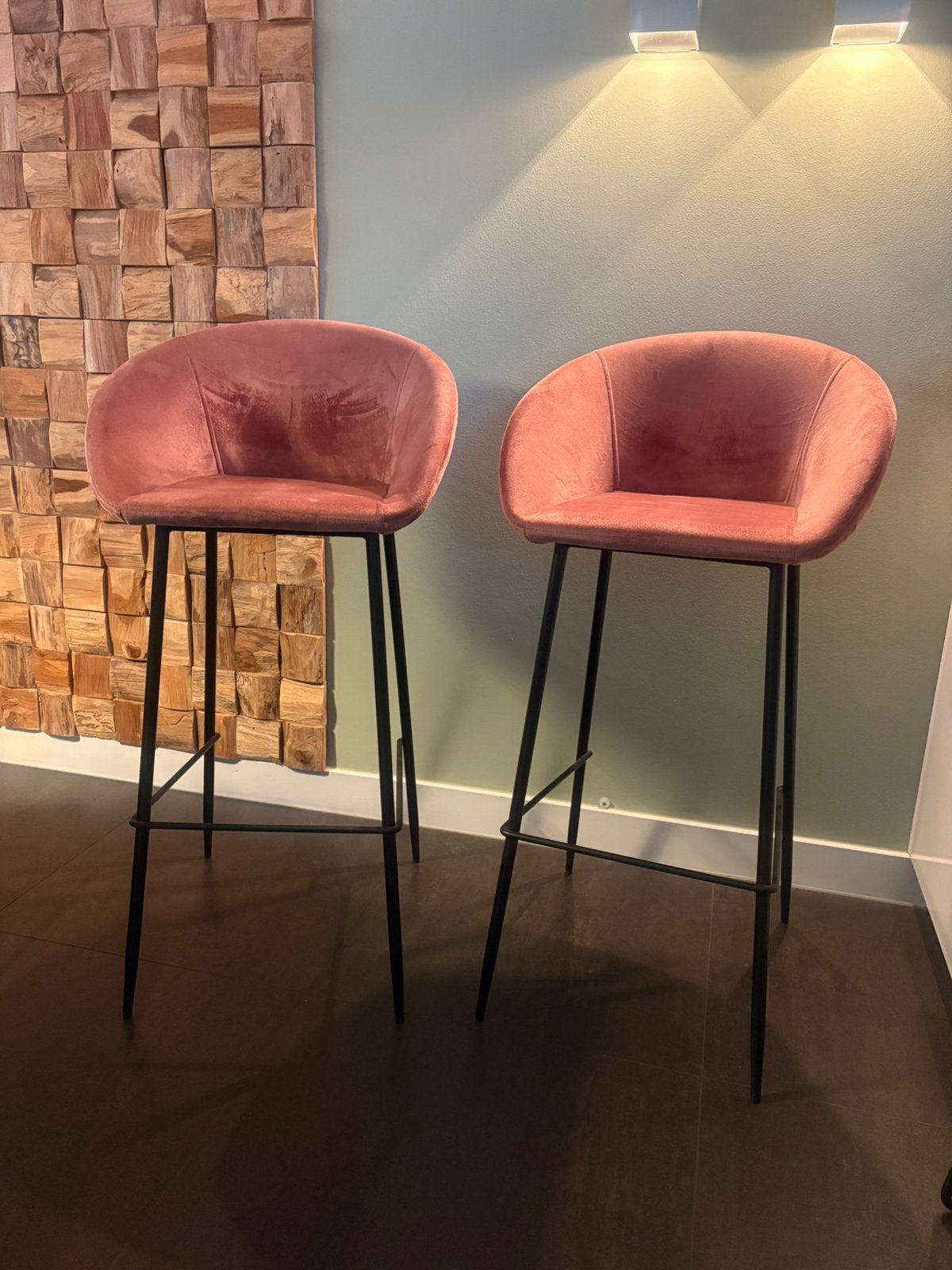 Barkruk velvet oude roze 2 sruks, Huis en Inrichting, Barkrukken, Ophalen, Met voetsteun, Zo goed als nieuw, 90 cm of meer