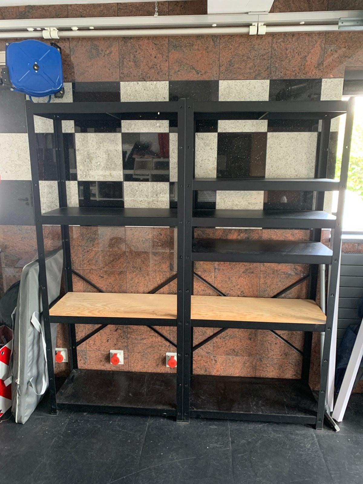 Stevige metalen stellingkast met houten planken, Ophalen, Gebruikt
