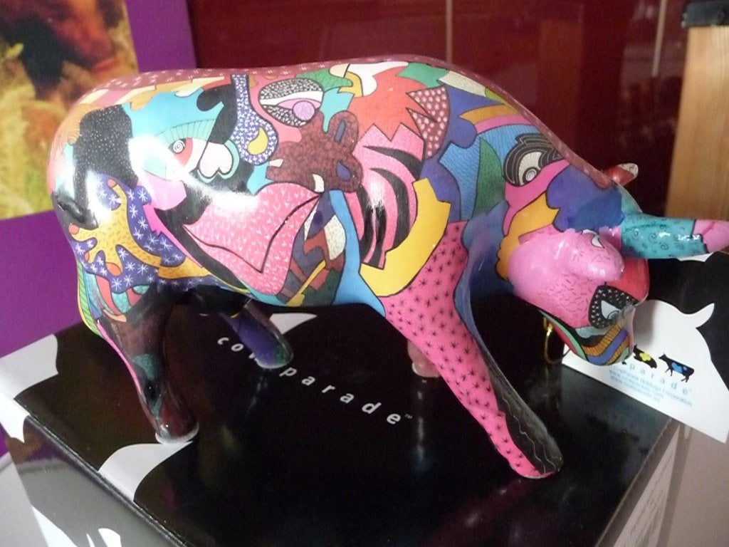 Nieuw Cow Parade koe Partying with Pi-COW-sso medium., Ophalen of Verzenden, Beeld