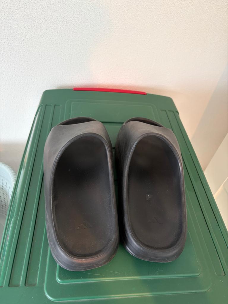 Adidas Yeezy Slides Replica - Maat 44, Kleding | Heren, Schoenen, Ophalen of Verzenden, Zo goed als nieuw, Zwart, Slippers