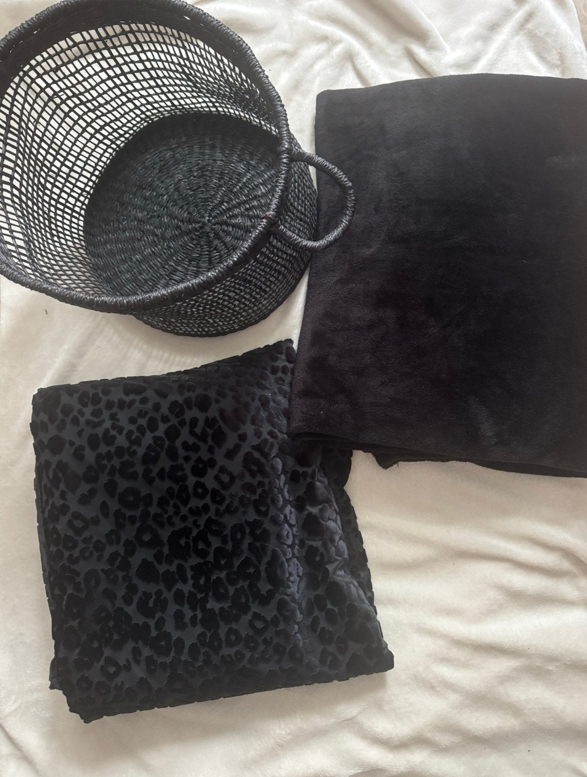 Stijlvolle zwarte woonaccessoires – mand en plaids, Huis en Inrichting, Ophalen, Zo goed als nieuw, Zwart, Vierkant