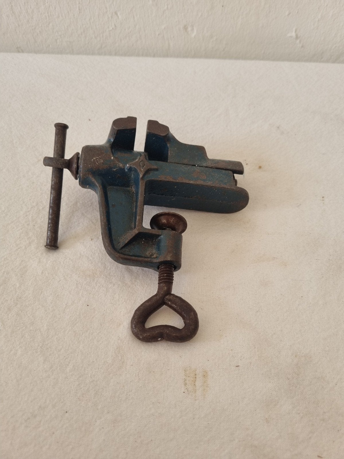 Vintage Tafel bankschroef - Klein en functioneel, Ophalen of Verzenden
