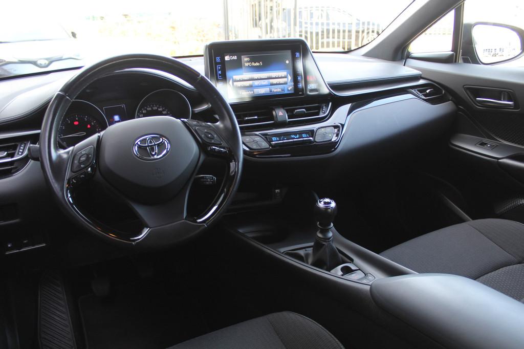 Toyota C-HR 1.2T Dynamic | Rijklaar | Trekhaak | Keyless | C, Auto's, Toyota, Voorwielaandrijving, 12 maanden, Stof, Gebruikt