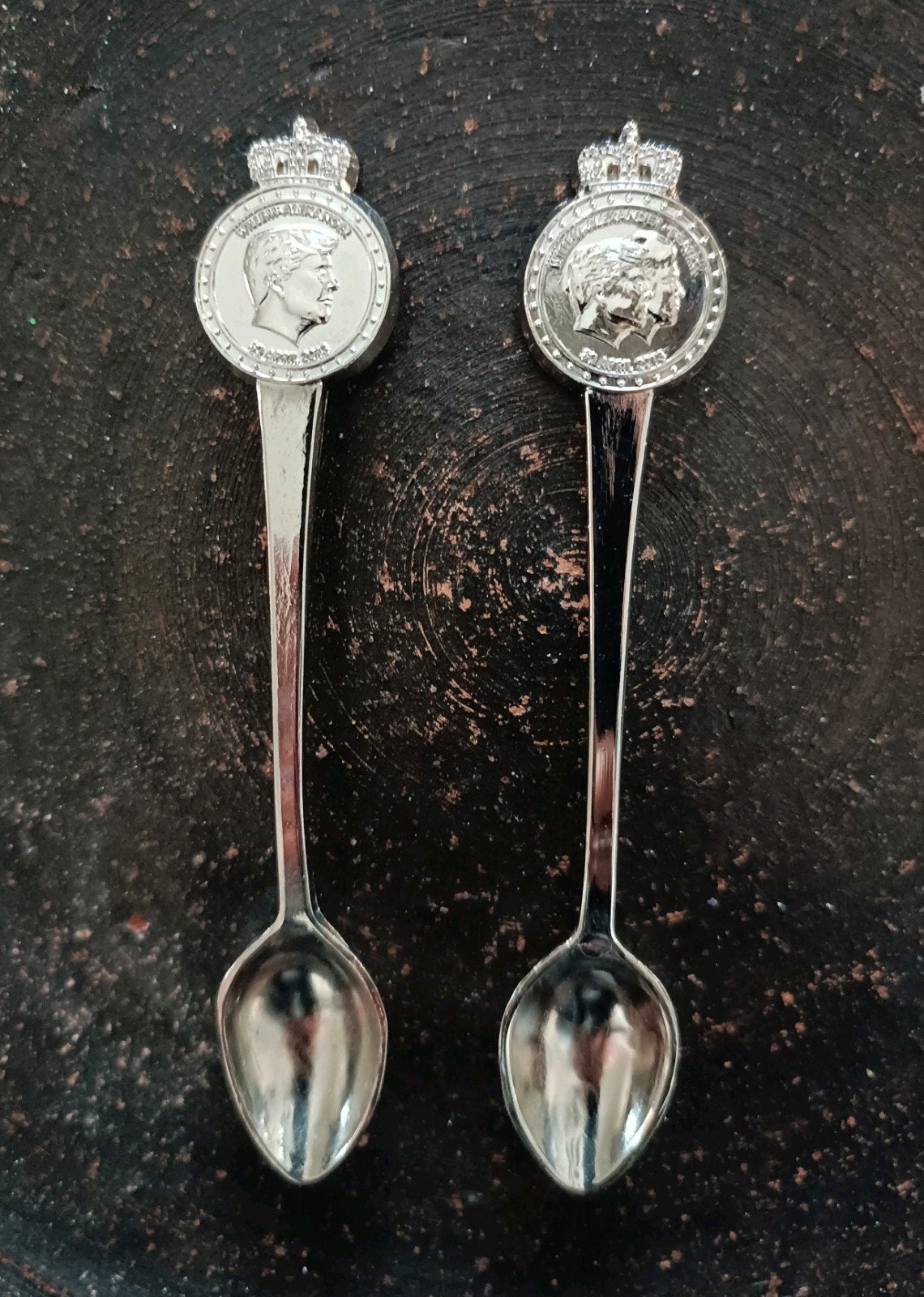 2 Verzilverde Herdenkingslepeltjes Troonwisseling 2013, Verzamelen, Ophalen of Verzenden, Zo goed als nieuw, Nederland, Speld(je) of Lepel(tje)