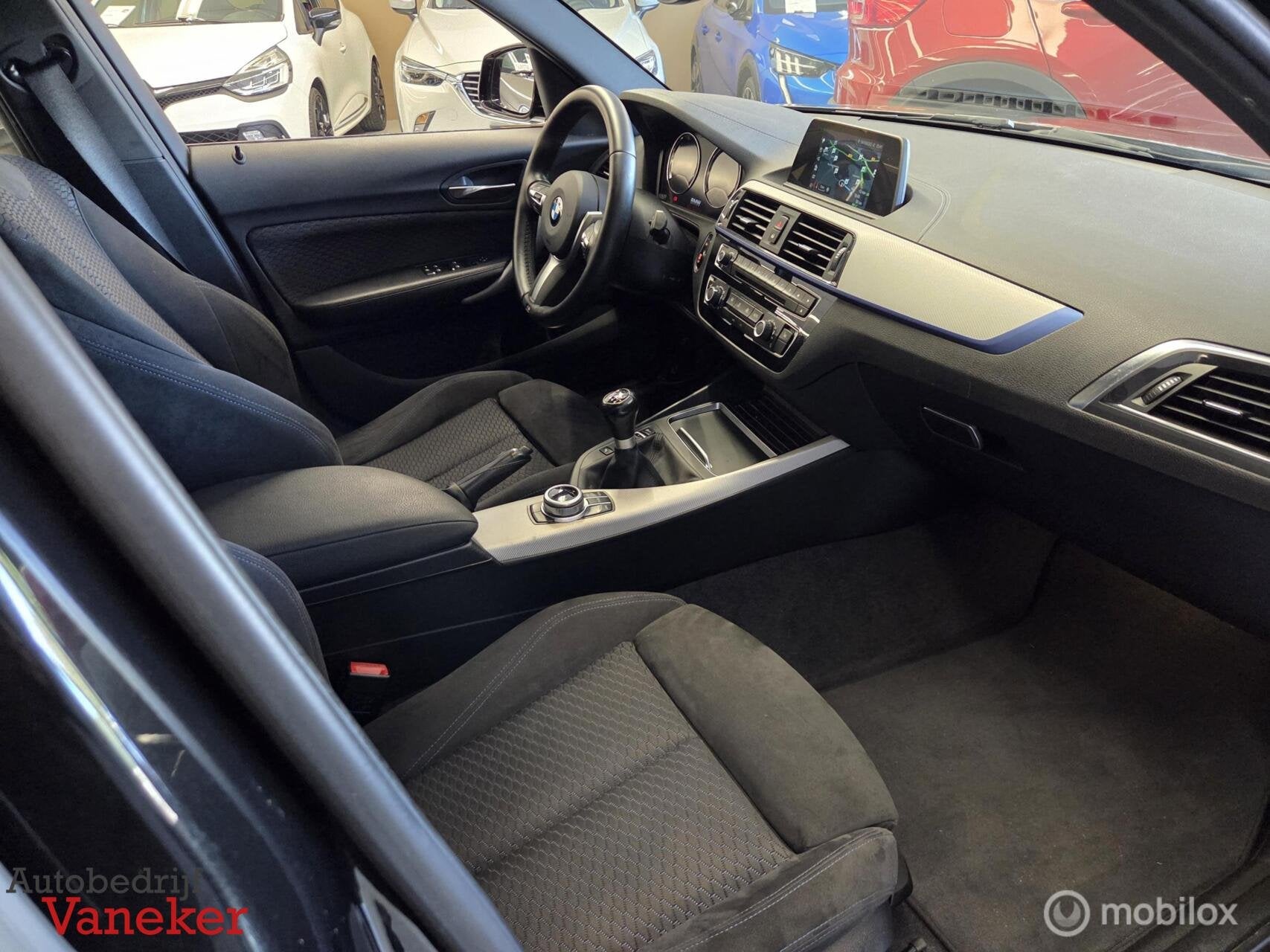 BMW 1-serie 118i M Sport | Alcantara | Stoelverwarming |, Auto's, 1-Serie, Verwarmde buitenspiegels, Alcantara, Zwart