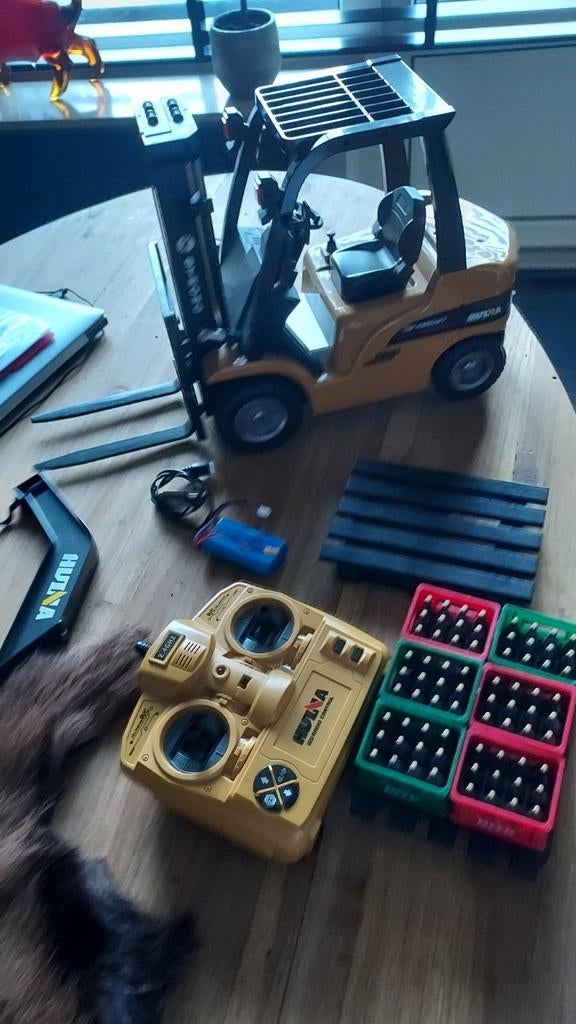 RC Vorkheftruck Huina met accessoires, Hobby en Vrije tijd, Zo goed als nieuw, Ophalen, Overige merken, Groter dan 1:32