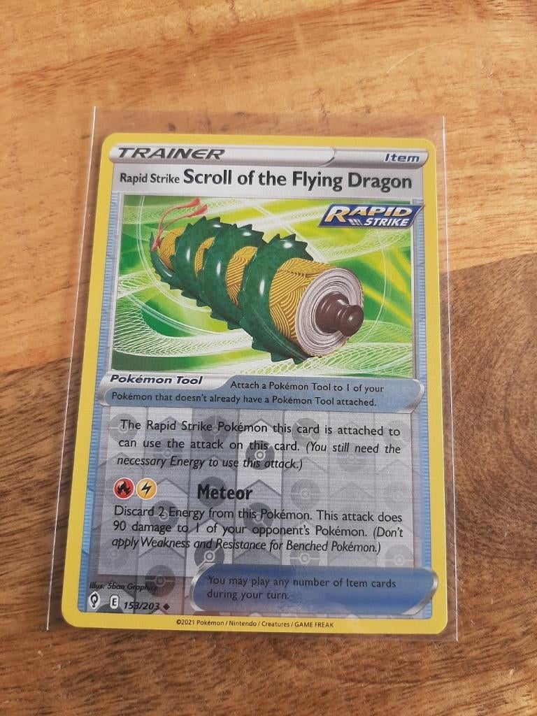 Scroll o.t Flying Dragon #153, Reverse Holo, Evolving Skies, Ophalen of Verzenden, Nieuw, Losse kaart