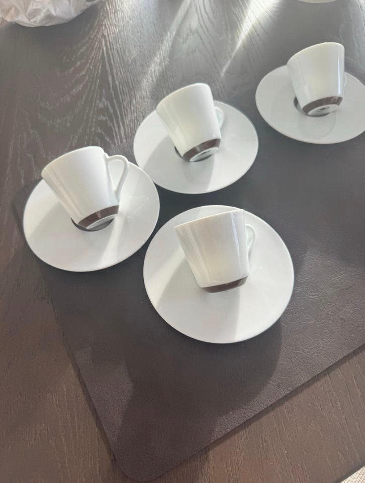 Nespresso   Set van 4 witte espresso kopjes met schotels, Keramiek, Ophalen of Verzenden, Zo goed als nieuw, Modern