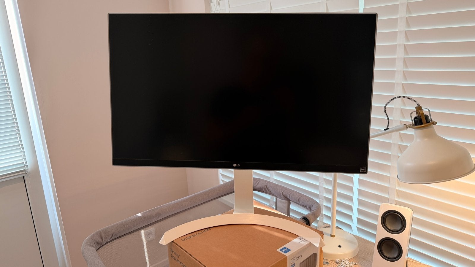 LG 27" 4K Monitor 60Hz - Model 27UD69P-W