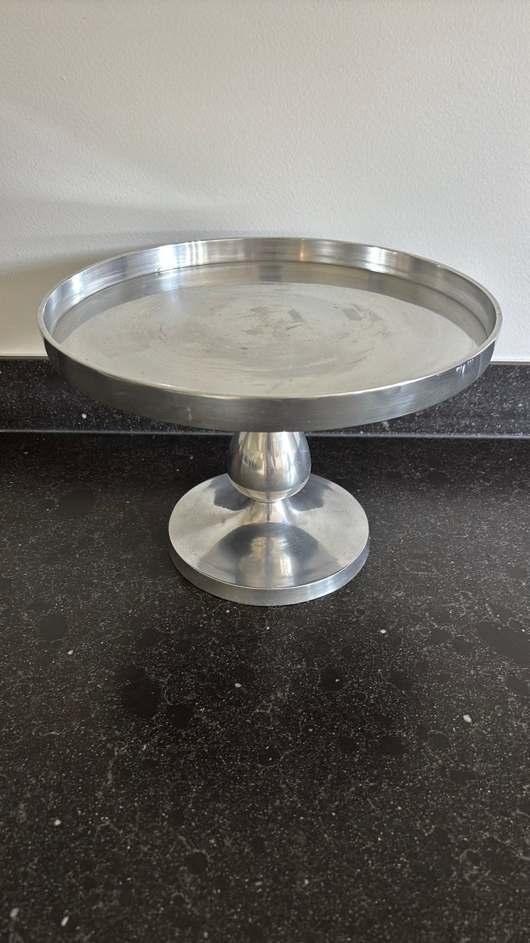 Mooi rond zilverkleurig taartplateau. Hoogte ca. 20 cm., Ophalen of Verzenden, Gebruikt