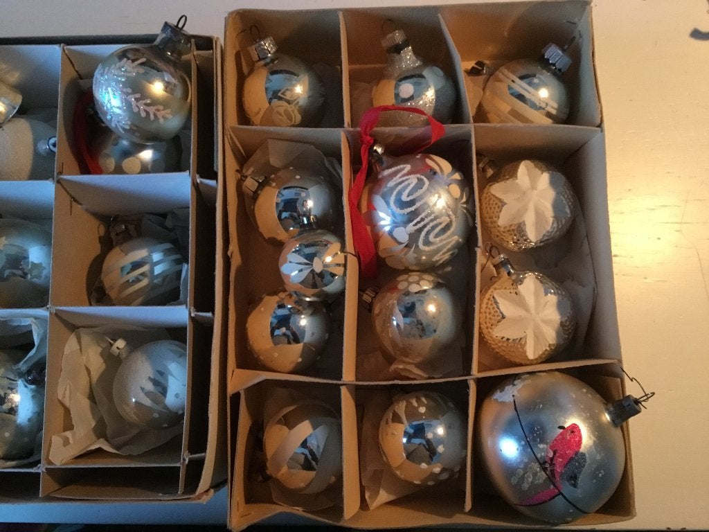 Kerstboom versiering wit zilveren ballen gesuikerd glas 29x, Ophalen of Verzenden, Gebruikt