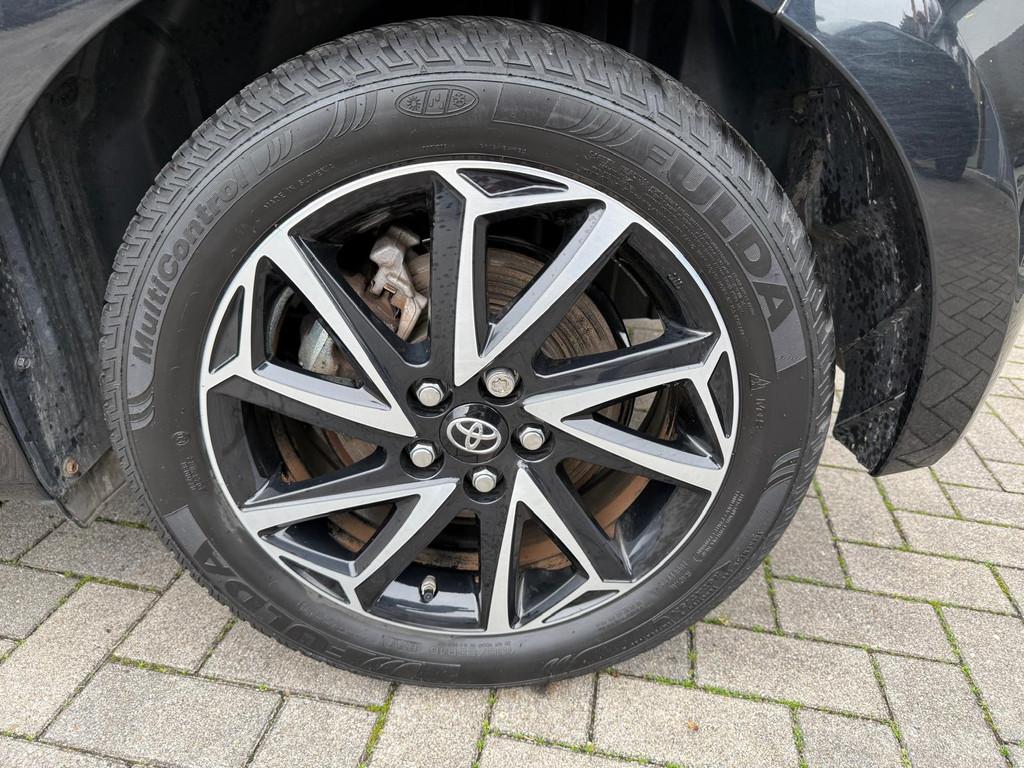 Toyota Yaris Dynamic 1.5 Hybrid AUTOMAAT | NAVI | (bj 2021), Gebruikt, Automatische klimaatregeling, 450 kg, Zwart