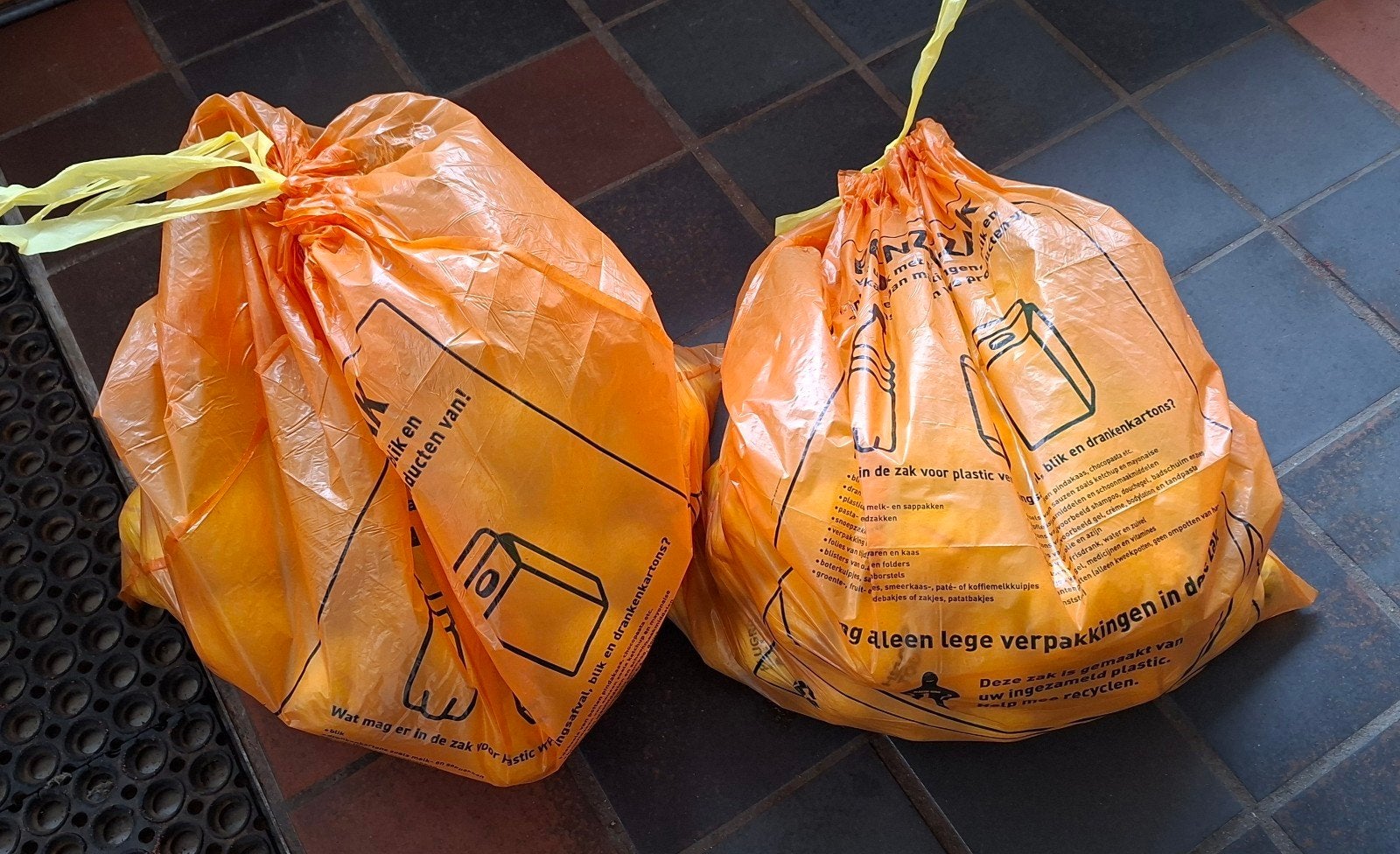 2 zakken tennisballen aangeboden., Sport en Fitness, Gebruikt, Ballen, L00, Ophalen