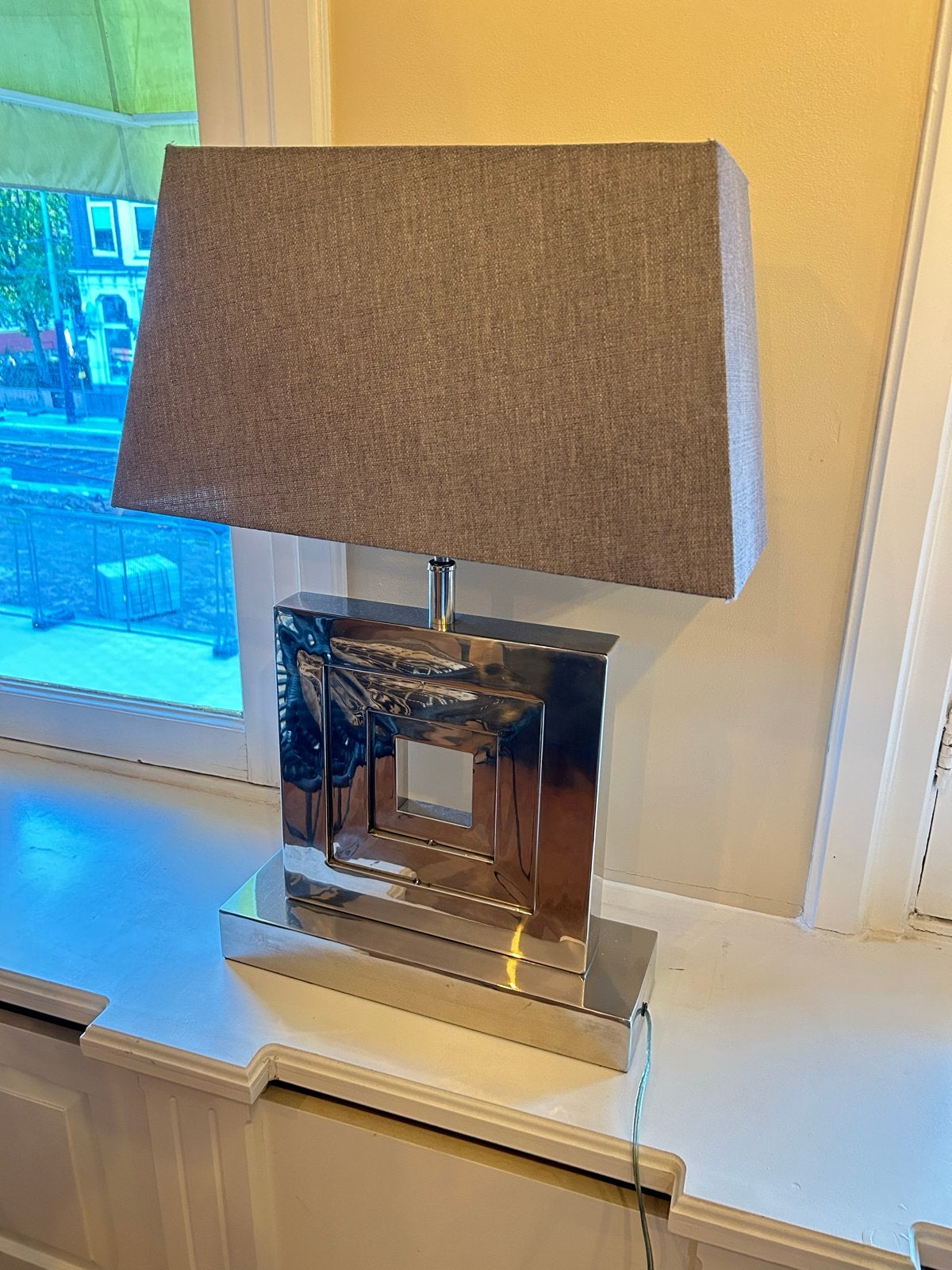 Moderne Tafellamp met Grijze Kap en Chromen Voet, Huis en Inrichting, Ophalen, Overige merken, E27 (groot), Met kap