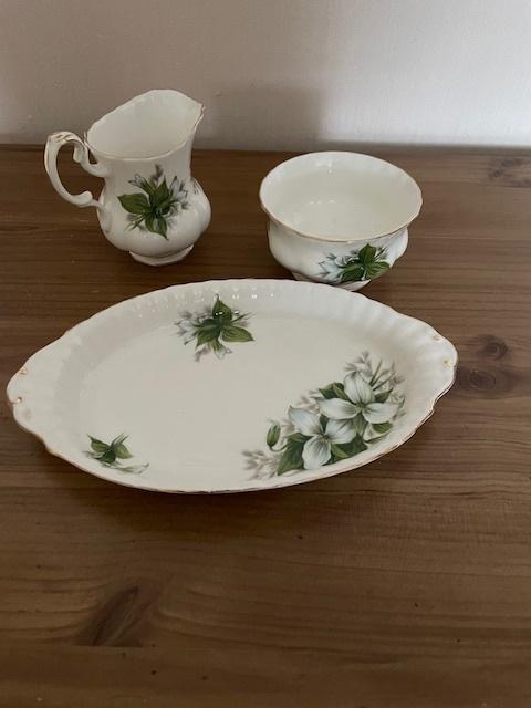 schaaltje van Royal Albert Trillium met suiker en melkkan, Verzamelen, Ophalen, Gebruikt, Porselein, Overige typen