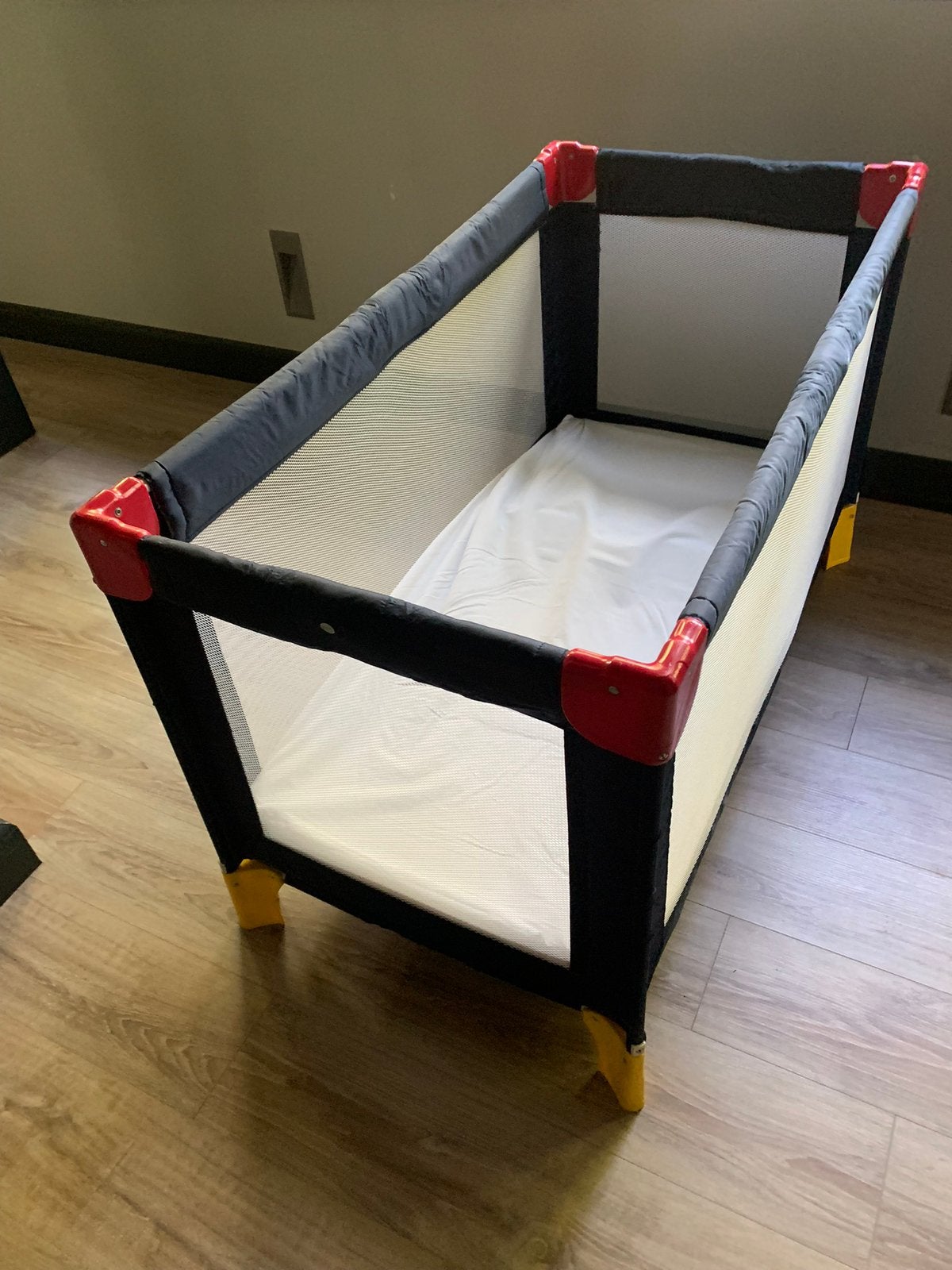 Compact reisbedje, met matras en hoeslaken, Ophalen of Verzenden, Zo goed als nieuw, Reisbedje