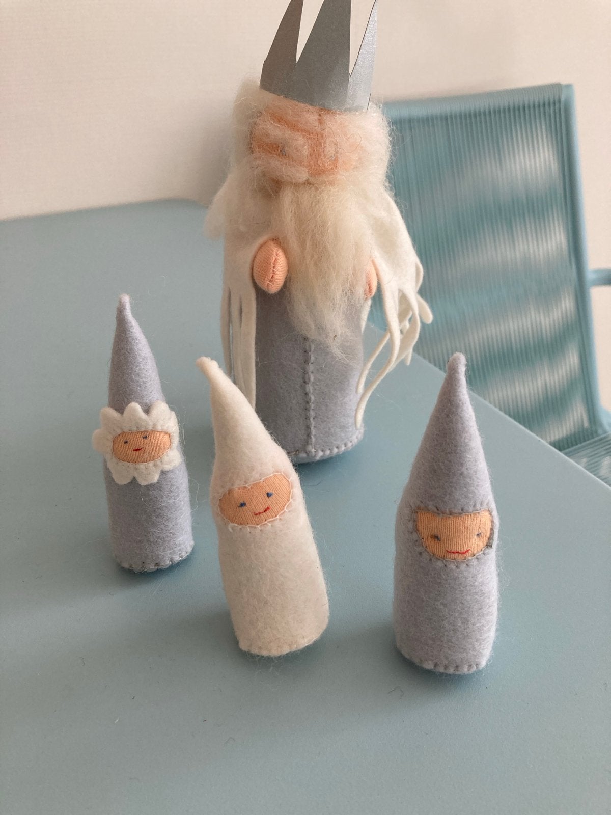 Handgemaakte vilten poppetjes koning winter, Ophalen of Verzenden, Zo goed als nieuw, Figuurtje(s), Wolvilt
