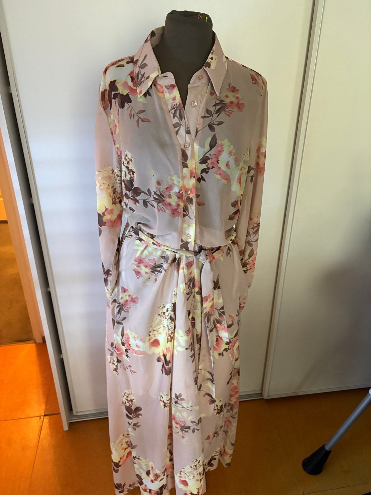 Dames Jurk Beige met Bloemenprint en Riem - Lange Mouw, Kleding | Dames, Beige, Maat 42/44 (L), Nieuw, Ophalen of Verzenden