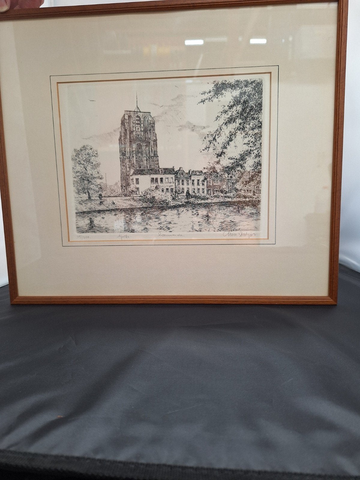 Gesigneerde en genummerde ets van Oldenhove in Leeuwarden, Ingelijst, Stadsgezicht, Ophalen of Verzenden, 1950 - 1999