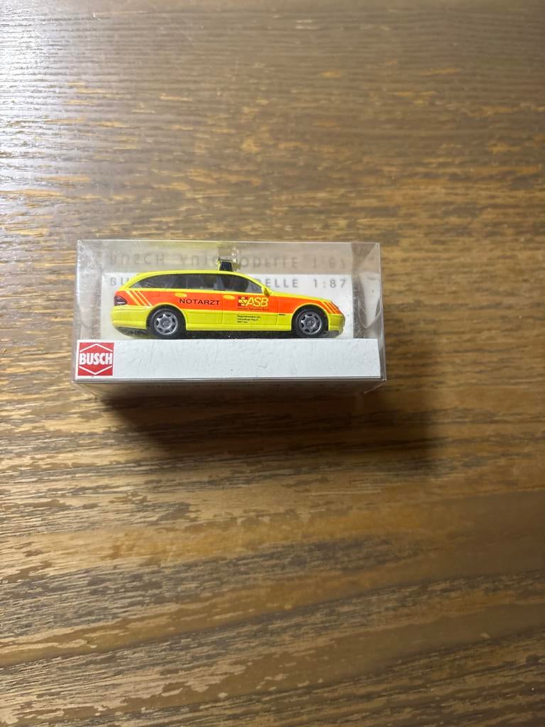 Busch MB E-Klasse T-Modell Notarzt 1:87, Ophalen of Verzenden, Zo goed als nieuw, Auto, Overige merken