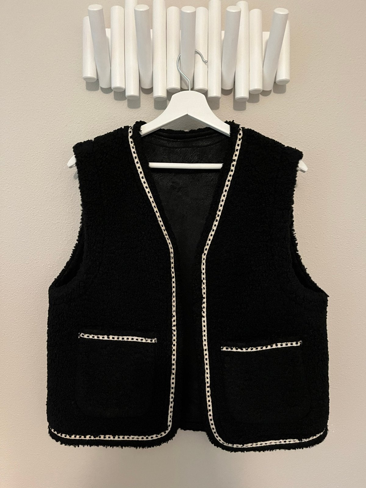 Geisha Zwart Teddy Gilet met Witte Bies mt L, Kleding | Dames, Ophalen of Verzenden, Zo goed als nieuw, Zwart