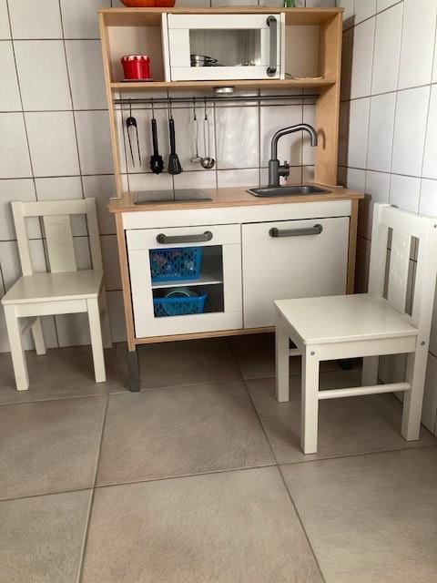 Complete IKEA kinderkeuken met 2 stoeltjes, Ophalen of Verzenden, Gebruikt, Hout, Speelkeuken