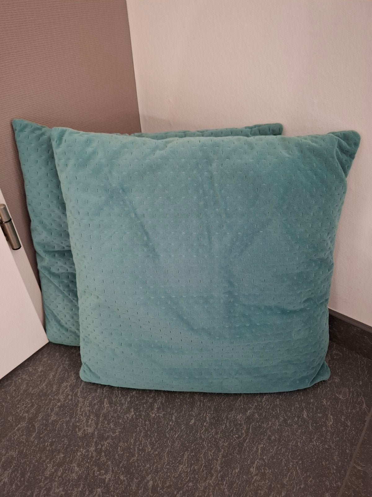 2 kussens velours aqua/groen 42 x 42 cm, afritsbare hoes, Ophalen of Verzenden, Zo goed als nieuw, Groen, Vierkant