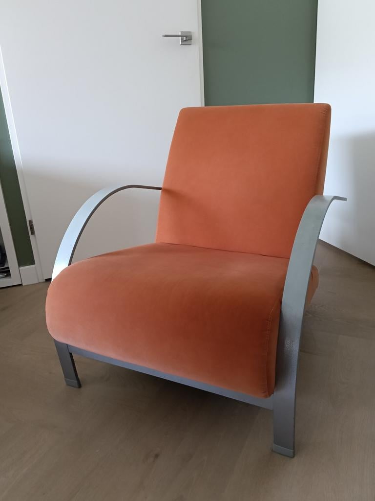 Comfortabele oranje fauteuil met metalen armleuningen, Ophalen, Modern, Comfortabel, Gebruikt, Overige kleuren
