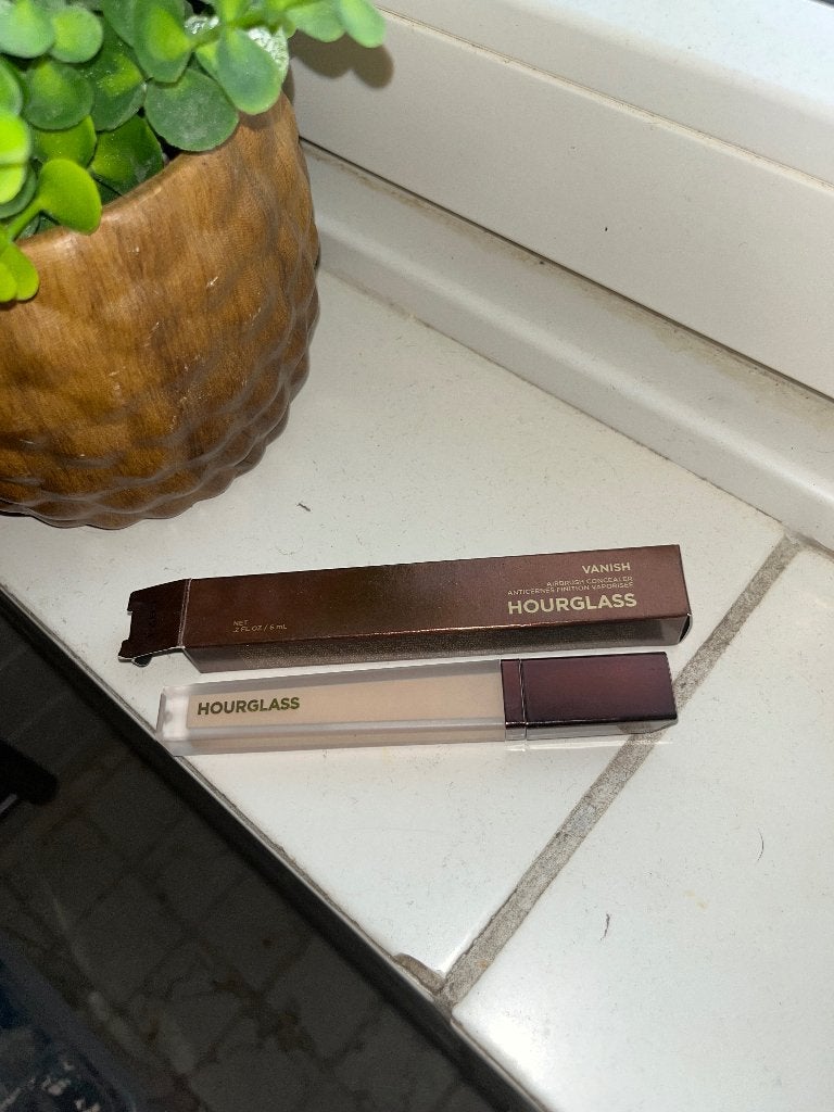 Hourglass airbrush concealer Cedar, Sieraden, Tassen en Uiterlijk, Uiterlijk | Cosmetica en Make-up, Gehele gezicht, Beige, Ophalen of Verzenden