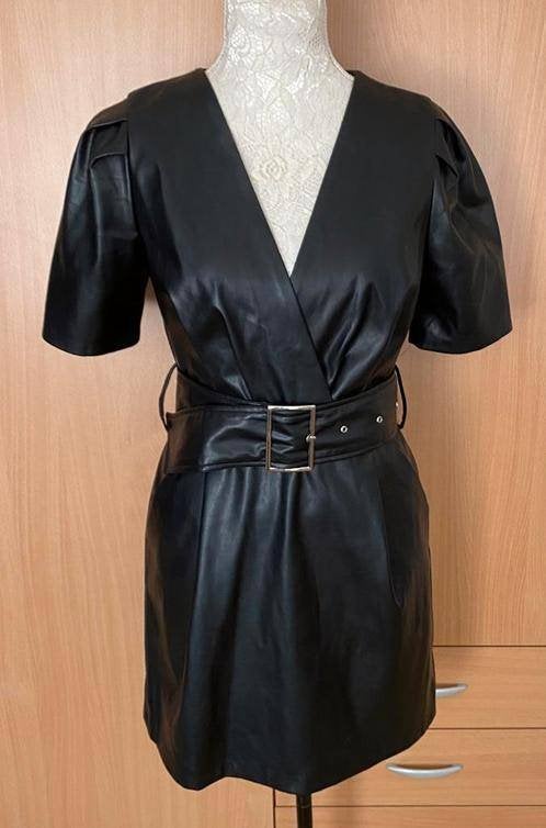 Bershka lederlook jurk maat M [v], Kleding | Dames, Maat 38/40 (M), Zwart, Nieuw, Ophalen of Verzenden