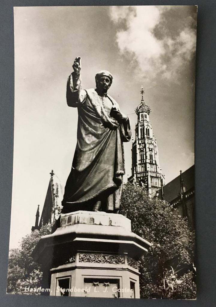 Prentbriefkaart: Haarlem Standbeeld Laurens J. Koster, Ophalen of Verzenden, 1940 tot 1960, Ongelopen, Noord-Holland