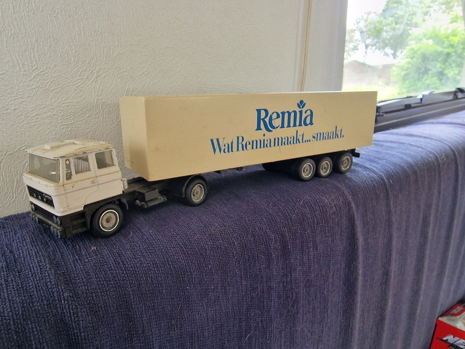 DAF vrachtwagen met Remia oplegger - Modelauto, Overige merken, Gebruikt, 1:32 tot 1:50, Ophalen of Verzenden