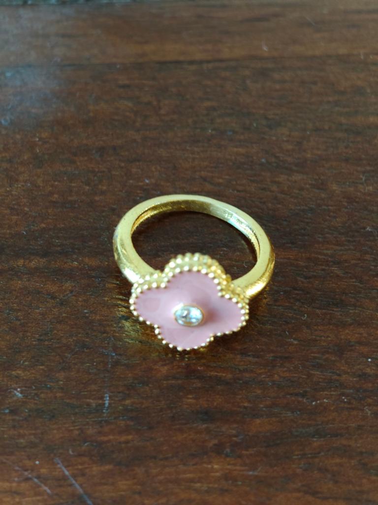 Gouden ring met roze klavertje en strass steentje, Overige materialen, Ophalen of Verzenden, Zo goed als nieuw, 17 tot 18