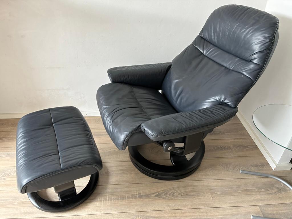 ZGAN Stressless Ekornes fauteuil blauw leder en hocker maatS, Ophalen, Zo goed als nieuw, 75 tot 100 cm, 50 tot 75 cm