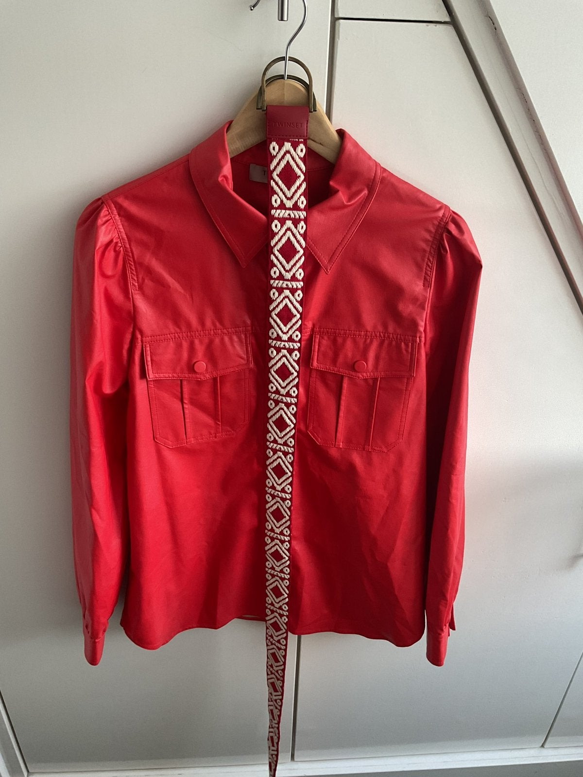 Twin Set rode vegan leather blouse it42 nieuw, Ophalen of Verzenden, Zo goed als nieuw, Maat 38/40 (M), Rood