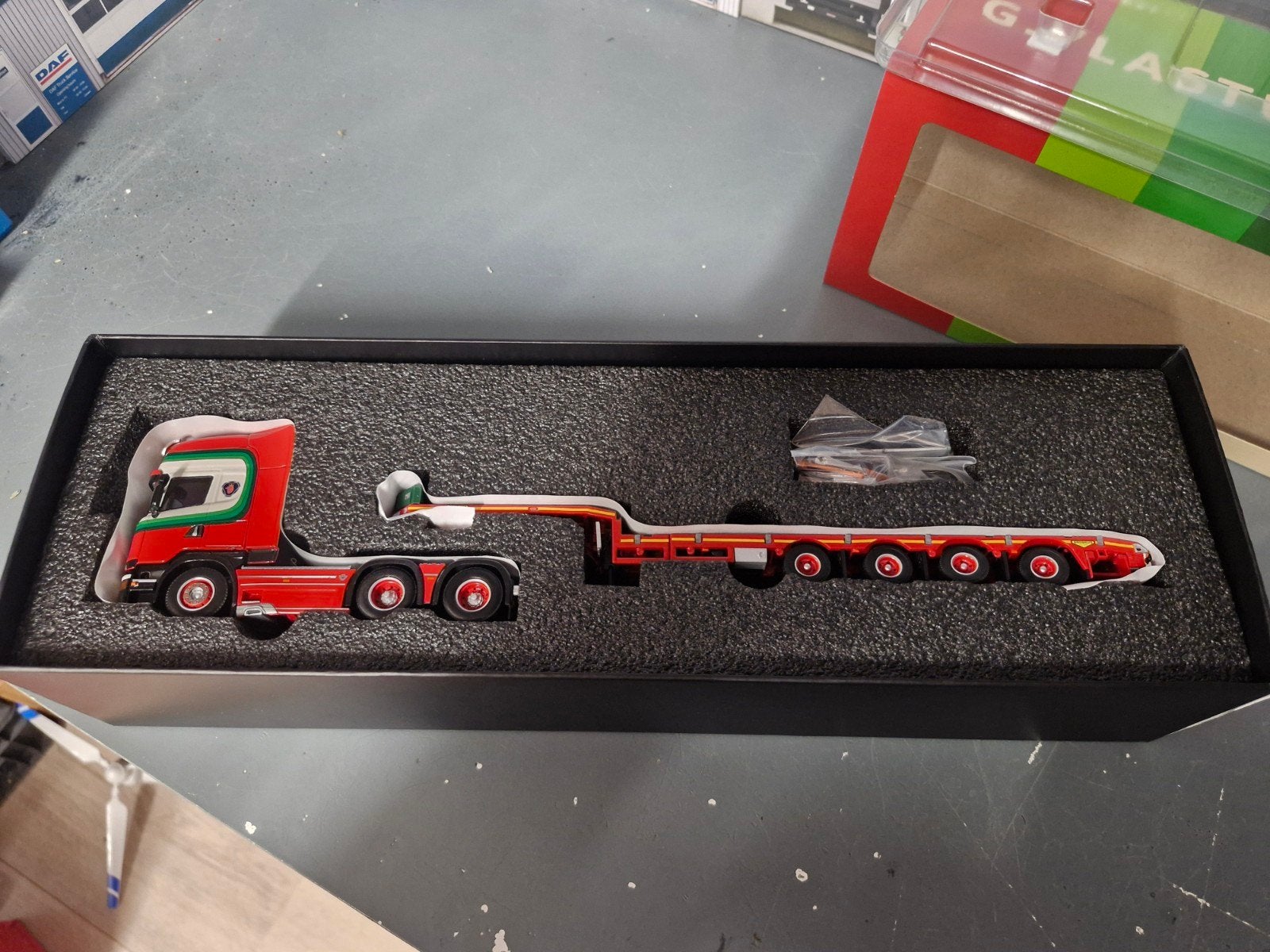 scania streamline met semi dieplader uitschuifbaar, Hobby en Vrije tijd, Modelauto's | 1:50, Ophalen of Verzenden, Nieuw, Bus of Vrachtwagen