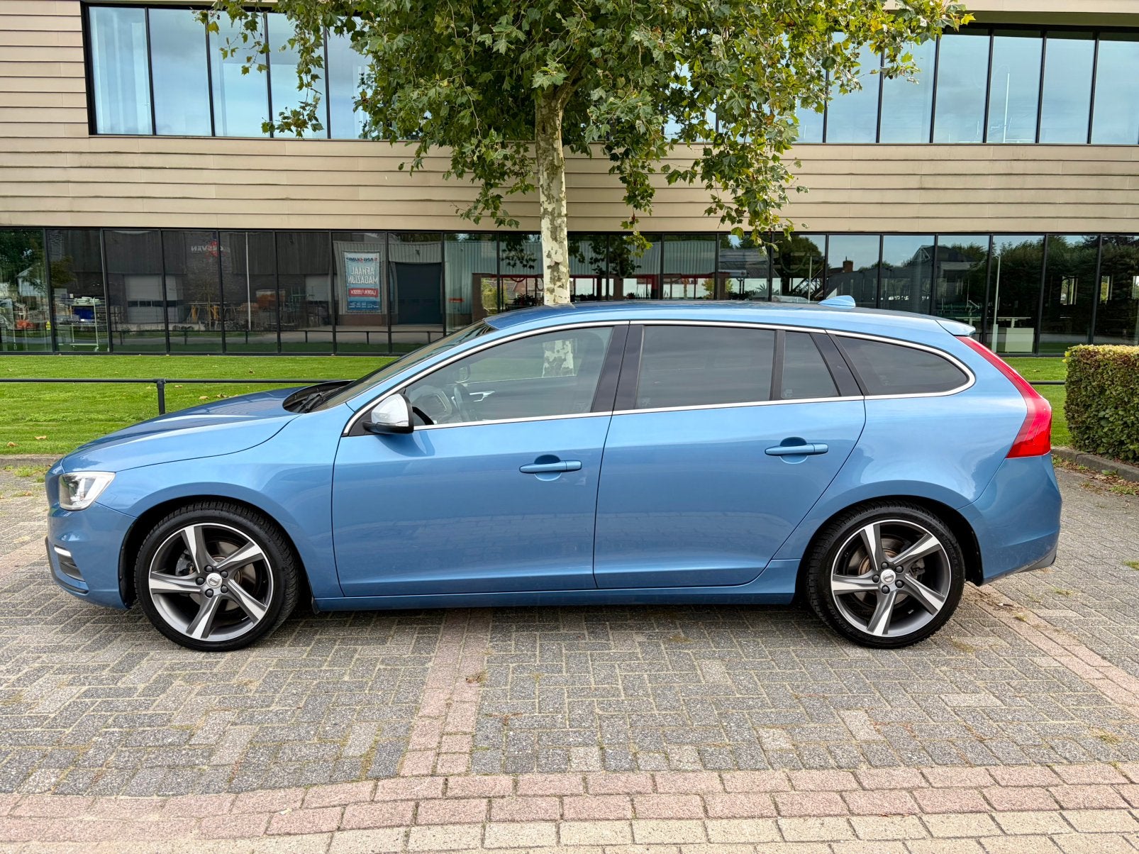 Volvo V60 T3 150 pk R-Design 2015 | Automaat | Trekhaak, Auto's, 1596 cc, 4 cilinders, Blauw, Particulier