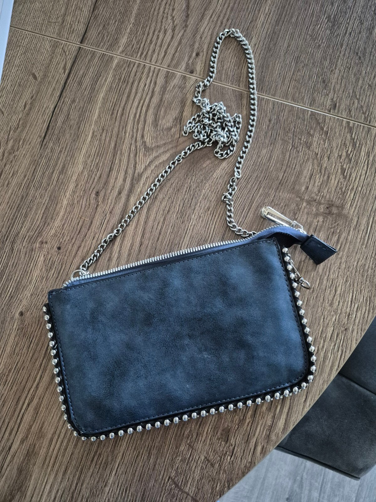 Donkerblauwe clutch/schoudertasje met studs en ketting, Sieraden, Tassen en Uiterlijk, Ophalen of Verzenden, Zo goed als nieuw