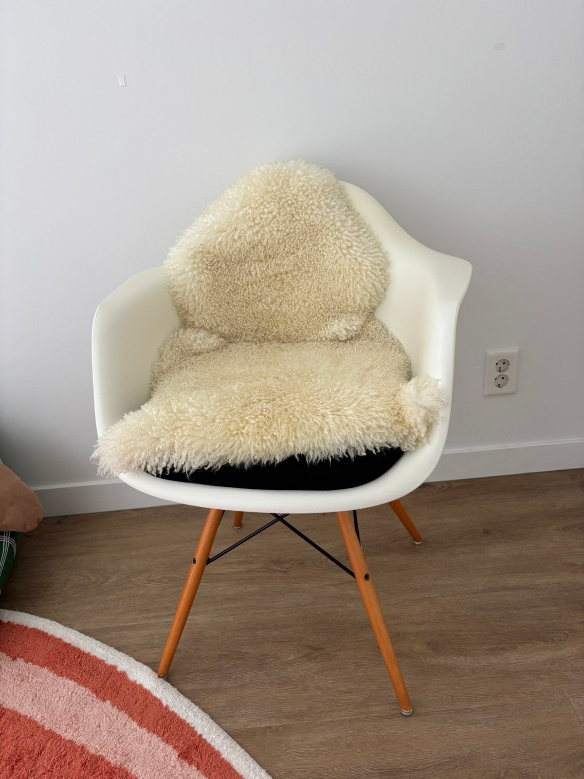 Vitra Eames DAR, wit met houten poten incl zwart kussentje, Gebruikt, Wit, Eén, Ophalen