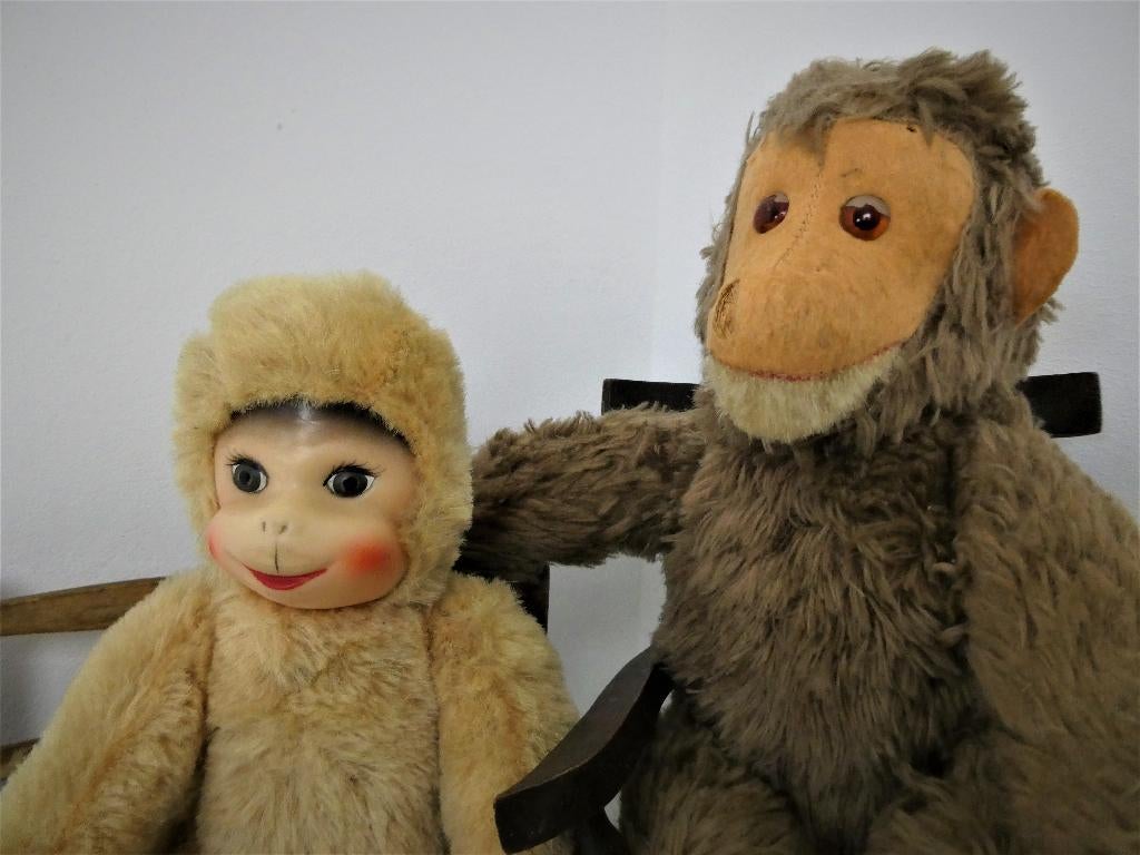 Knuffel Aapjes met bankje en een schommelstoel, Ophalen of Verzenden