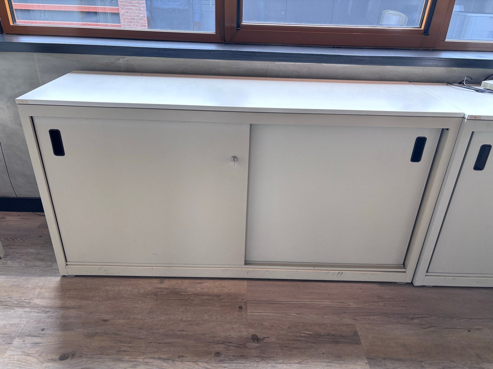 Lage archiefkast met schuifdeuren en slot, Ophalen, Gebruikt, 150 tot 200 cm, Meerdere deuren