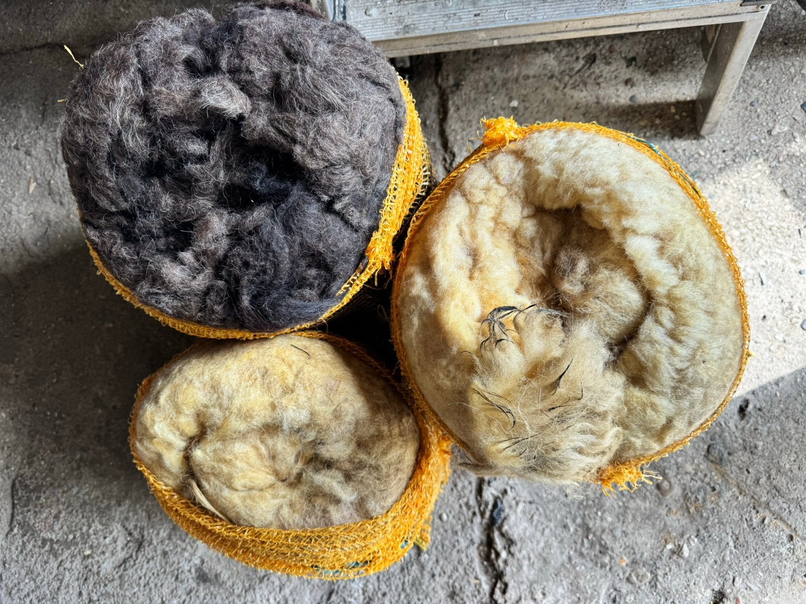 3 vachten schapen wol, Ophalen of Verzenden, Spinwol