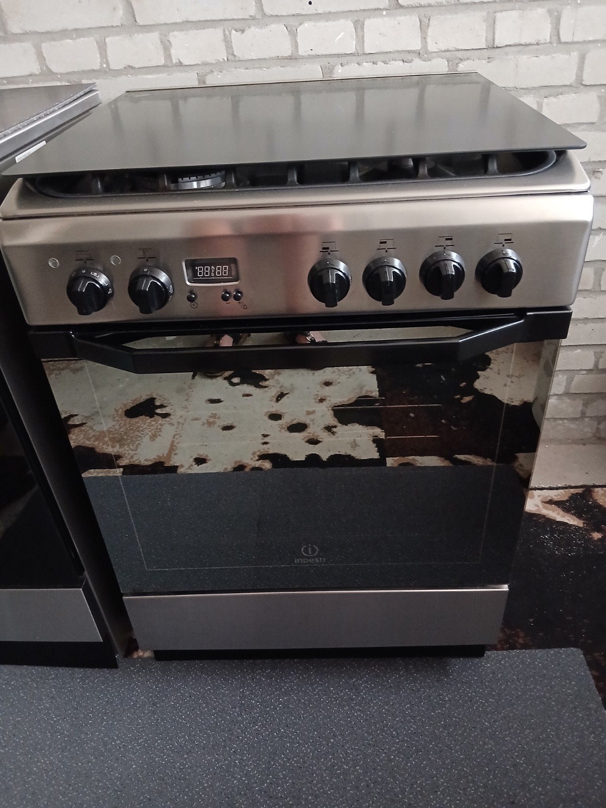 Indesit Gas Fornuis en oven, Ophalen, Grill, 4 kookzones, Zo goed als nieuw