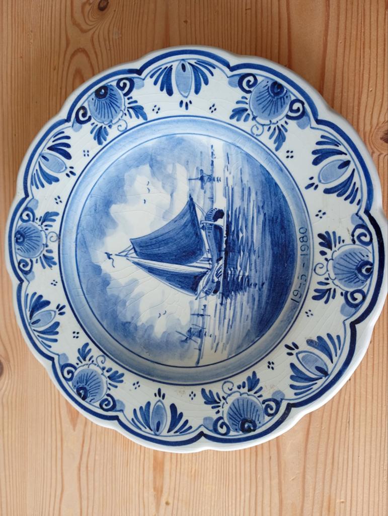 Klein Delfts blauw bordje voor aan de muur - Zeilboot, Antiek en Kunst, Ophalen of Verzenden
