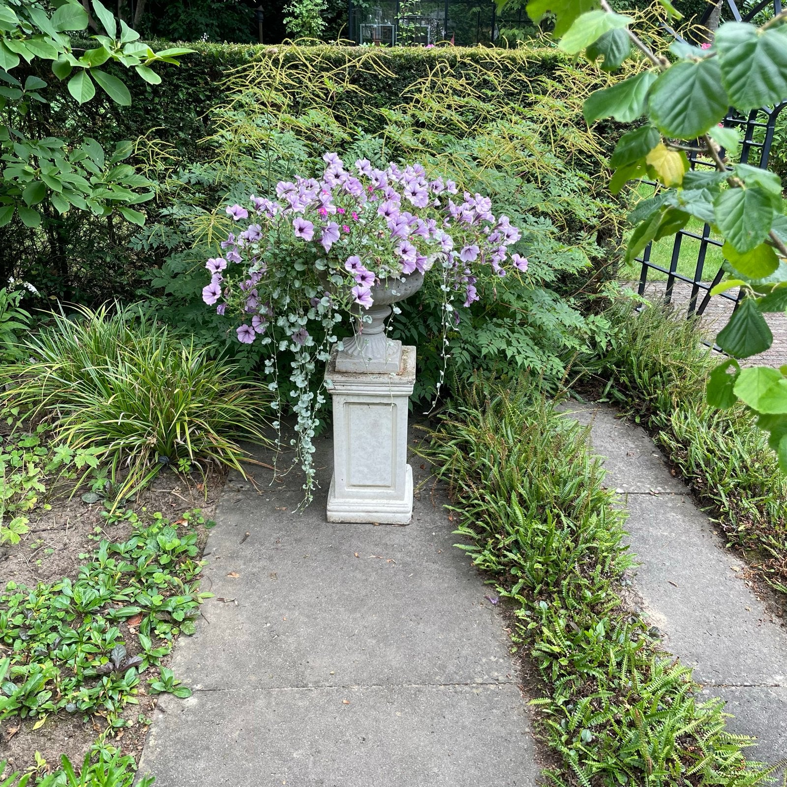 Decoratieve bloempot met sokkel voor tuin of balkon, Ophalen, Gebruikt, Balkon, Minder dan 60 cm