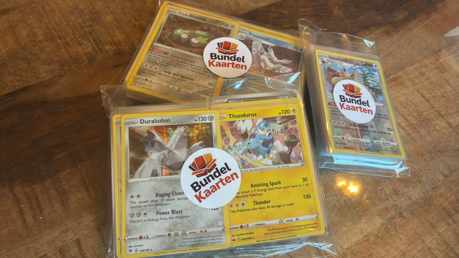 Foto 3 van 100 originele Pokémon kaarten voor maar € 10