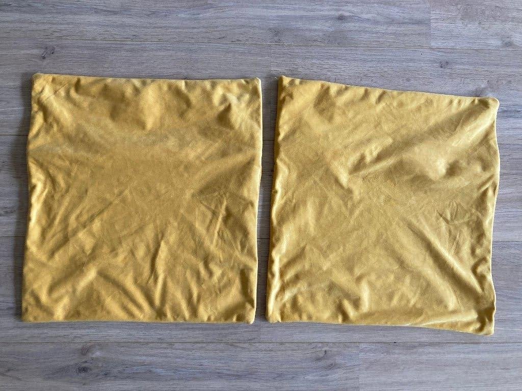 Twee mosterd/maisgele velours kussenhoesjes, Afneembare hoes, Gebruikt, Overige kleuren, Vierkant