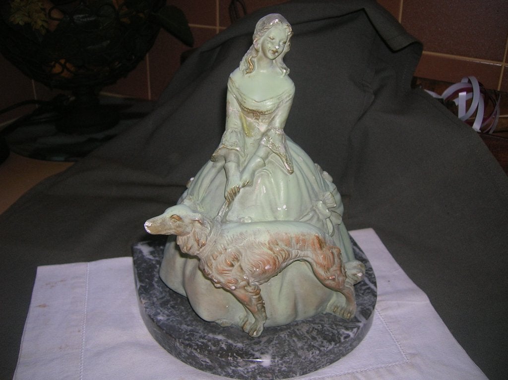 oud beeld vrouw met hond / op marmer plaat, Antiek en Kunst, Ophalen of Verzenden