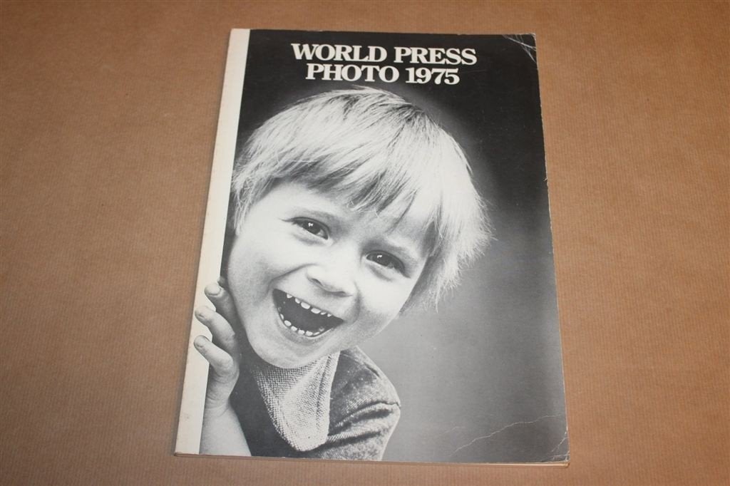 World Press Photo 1975 — Jaarboek Bekroonde Persfotos, Boeken, Ophalen of Verzenden, Gelezen, Fotografen