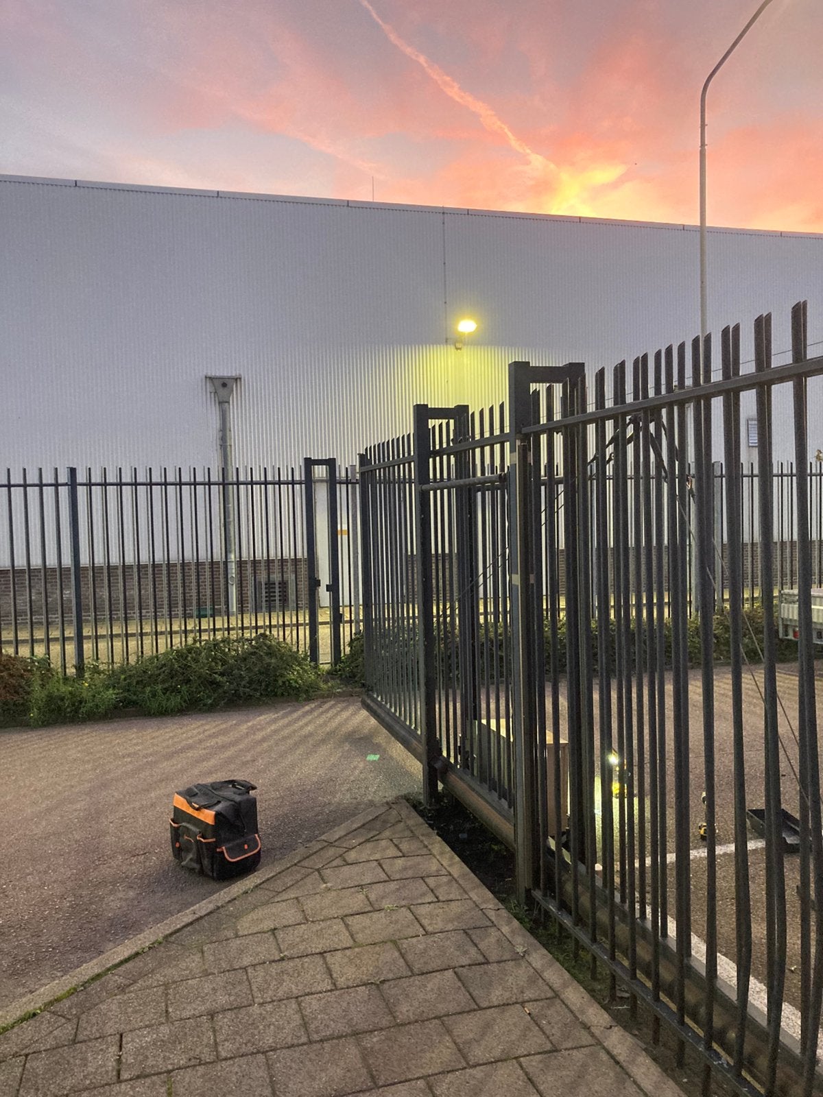 Industriele elektrische schuifpoort, Ophalen of Verzenden, Gebruikt, IJzer, Spijlenhekwerk